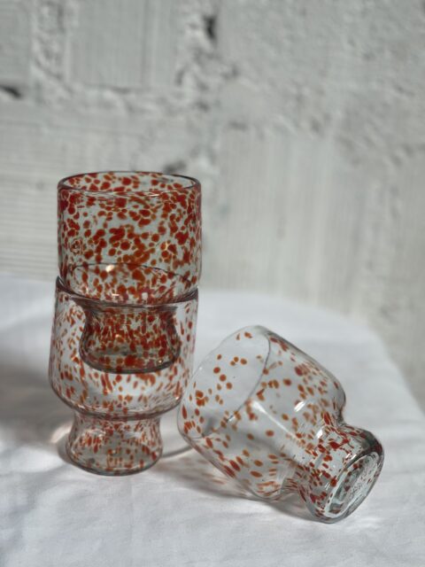 Madoadoa stackable glasses - red
